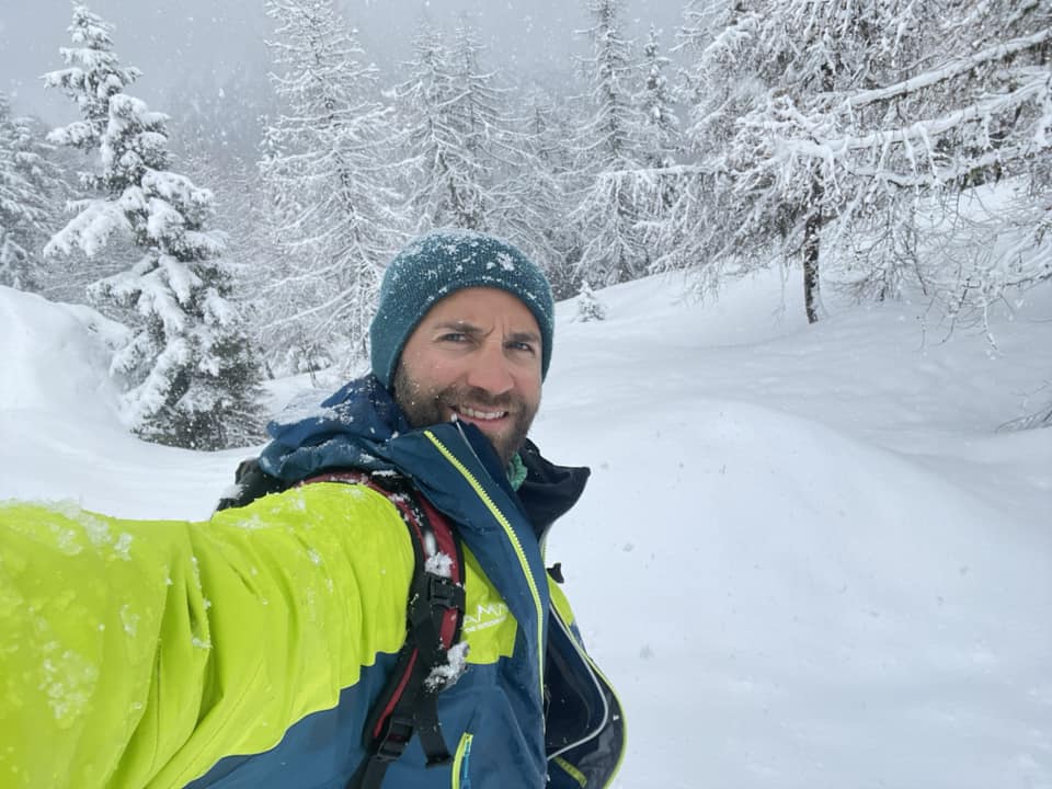 Matthieu Seguy seul dans la neige à Chamonix en entraînement hivernal