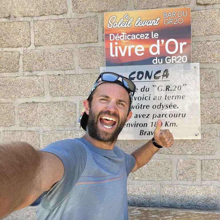 Matthieu Seguy devant le panneau du GR20 en Corse